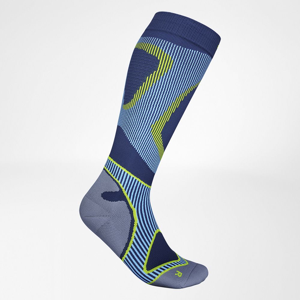 Lateral complete view of the blue compression stockings to run