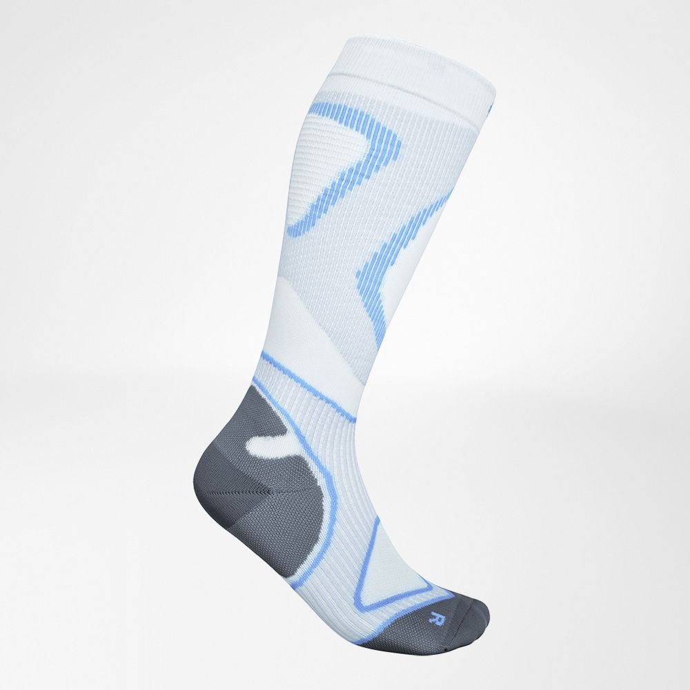 Lateral complete view of the white-blue compression stockings and running