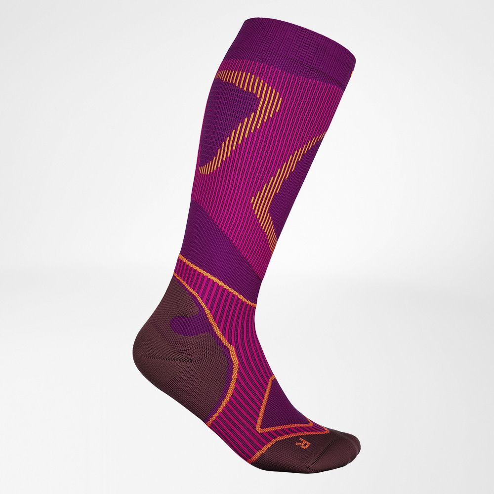 Lateral complete view of the pink compression stockings to run