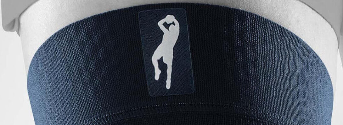 Knee Sleeve Dirk Nowitzki detailed recording Detailed view on Dirk Nowitziki Knee Sleeves with a focus logo