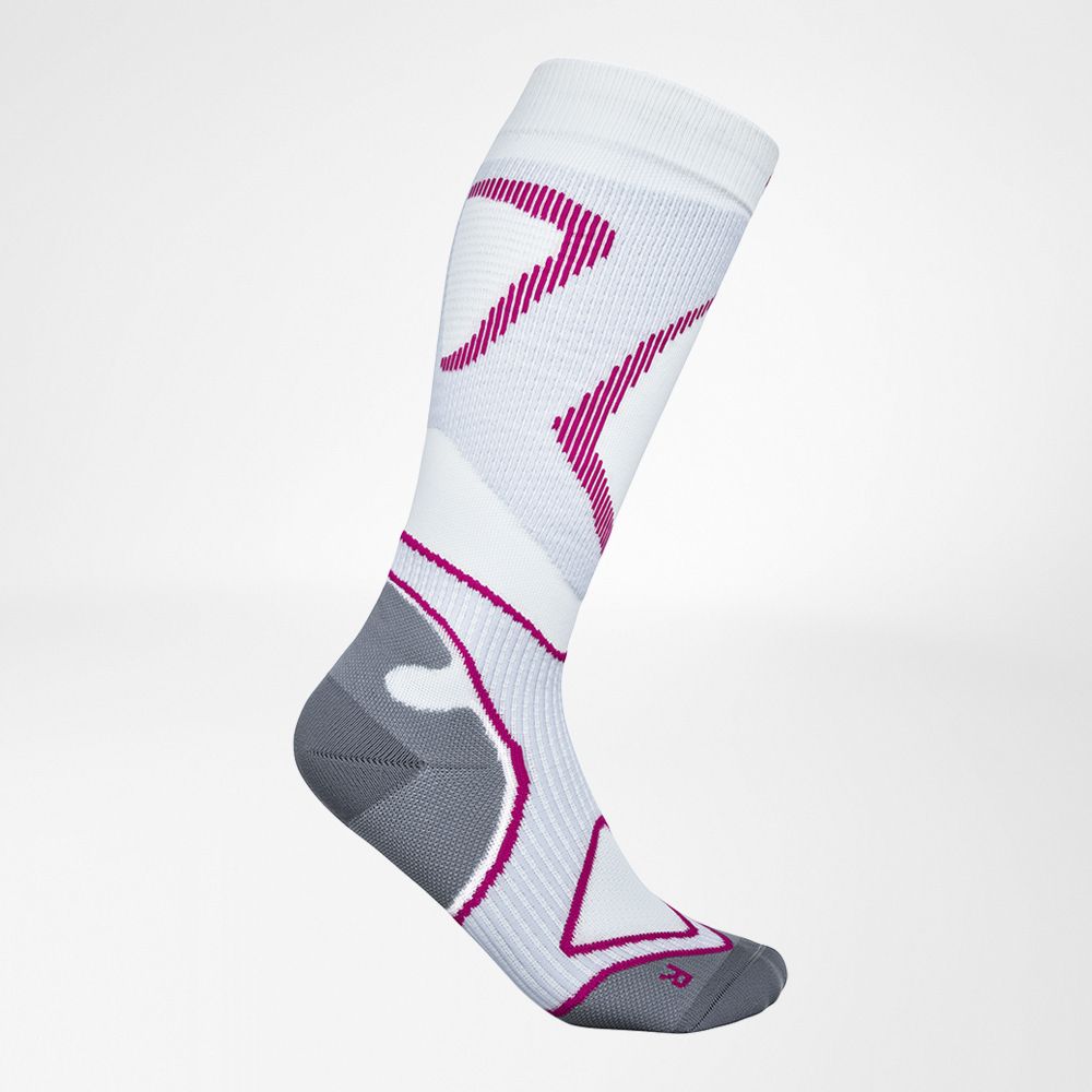 Lateral complete view of the white-pink compression stockings and running