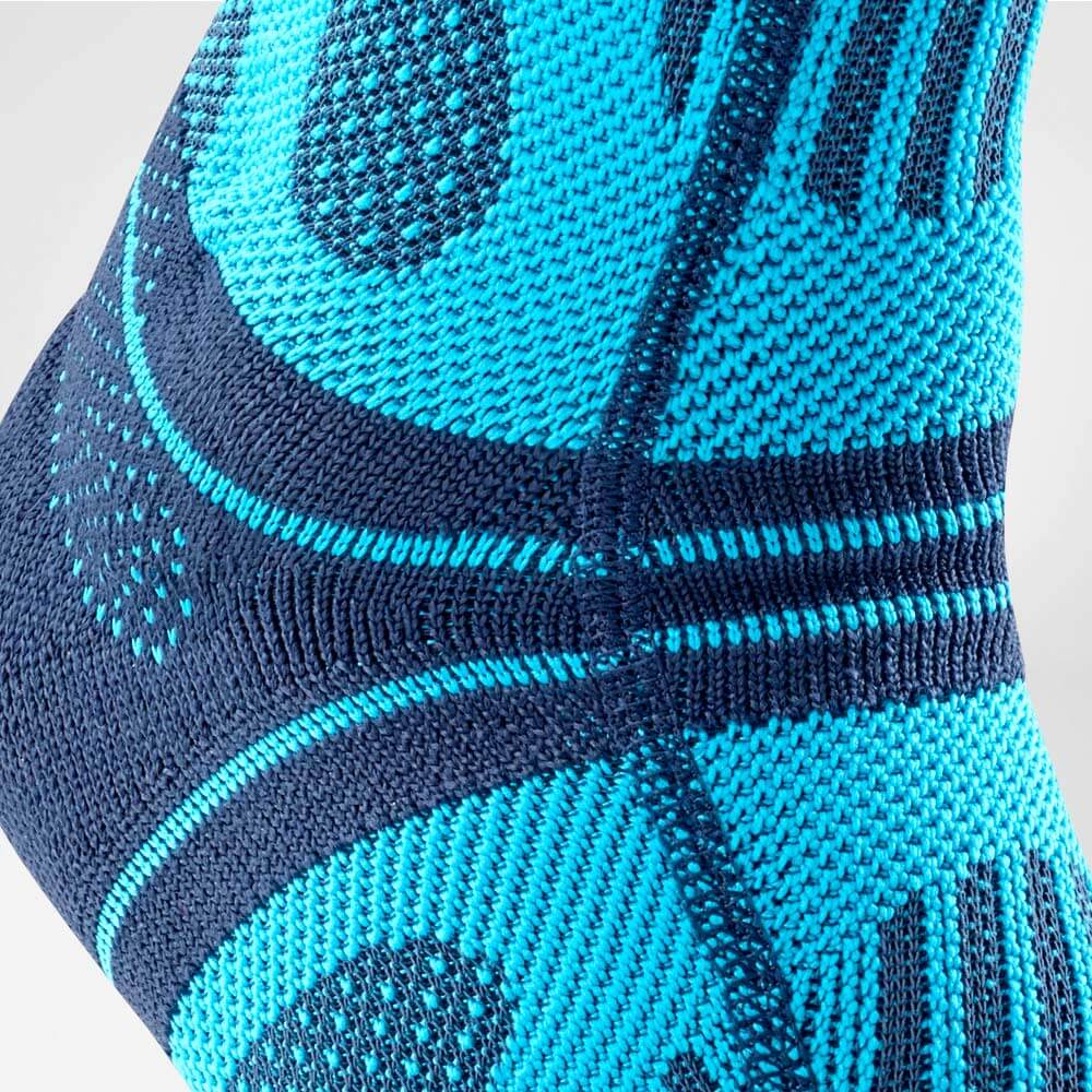 Detailed view on the Achilles tendon bandage from the right with the focus on the friction reducing seam, reduced to the side