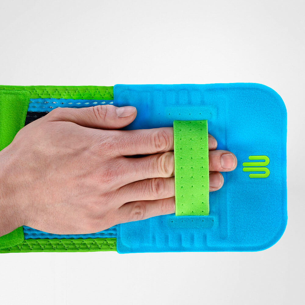 Detailed view of the back bandage with one hand through the hand loop for closing the product