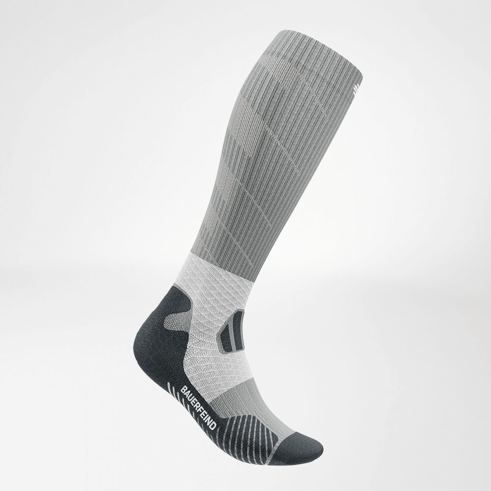Lateral front view of the gray -white trail run - running socks