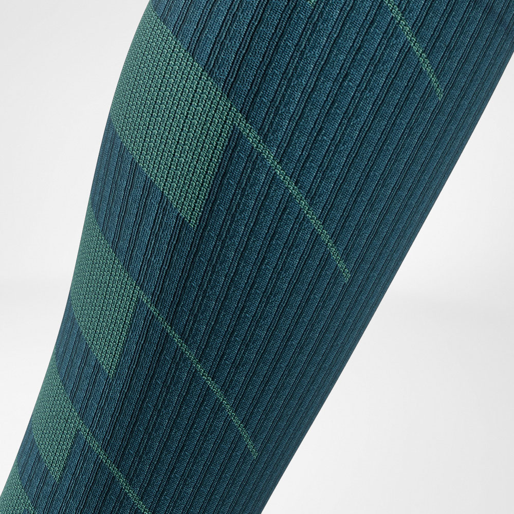 Detailed view of the calf area of ​​the blue -green trail run - running socks