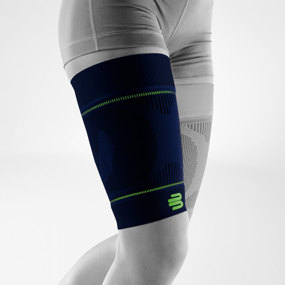 Complete view of the blue thighs Sport Sleeves on the stylized gray leg