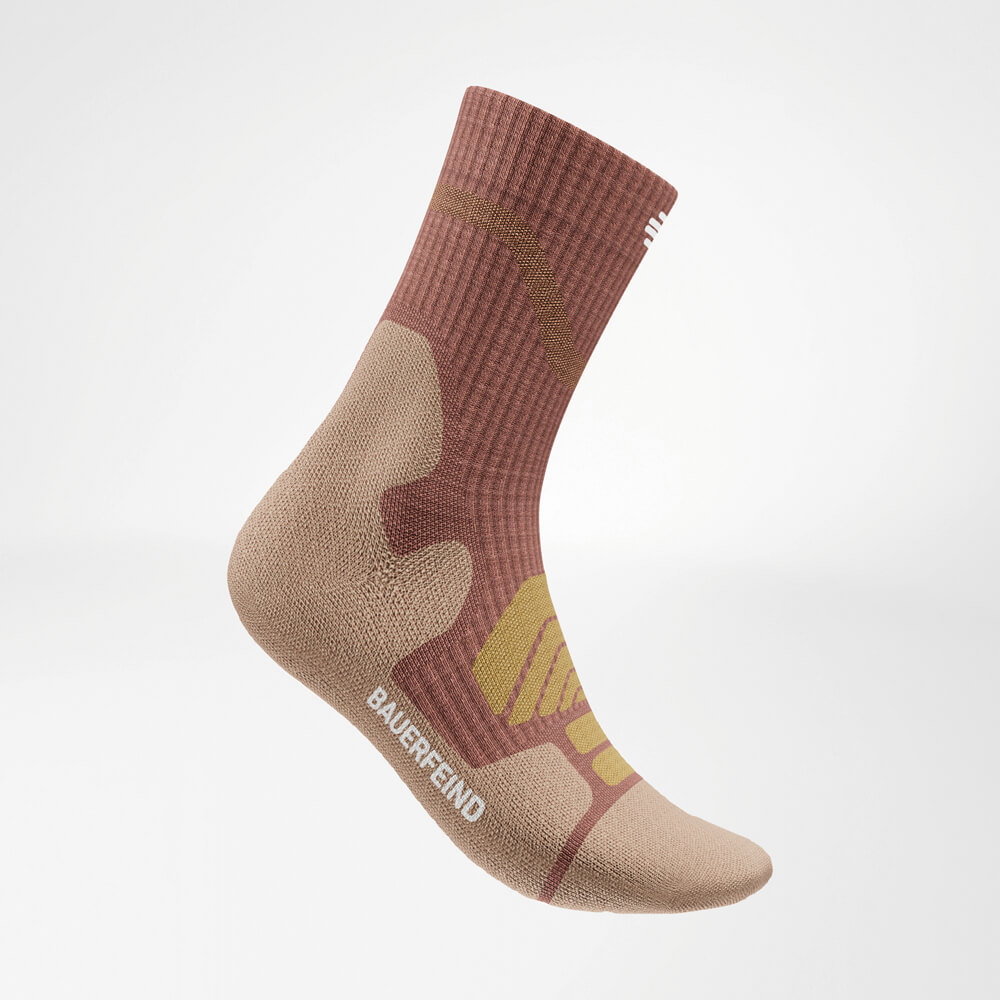 Full view of the Merino Outdoor Socks in an elegant coral color. The ergonomic design combined with Merino wool technology ensures optimal protection and comfort for outdoor activities.