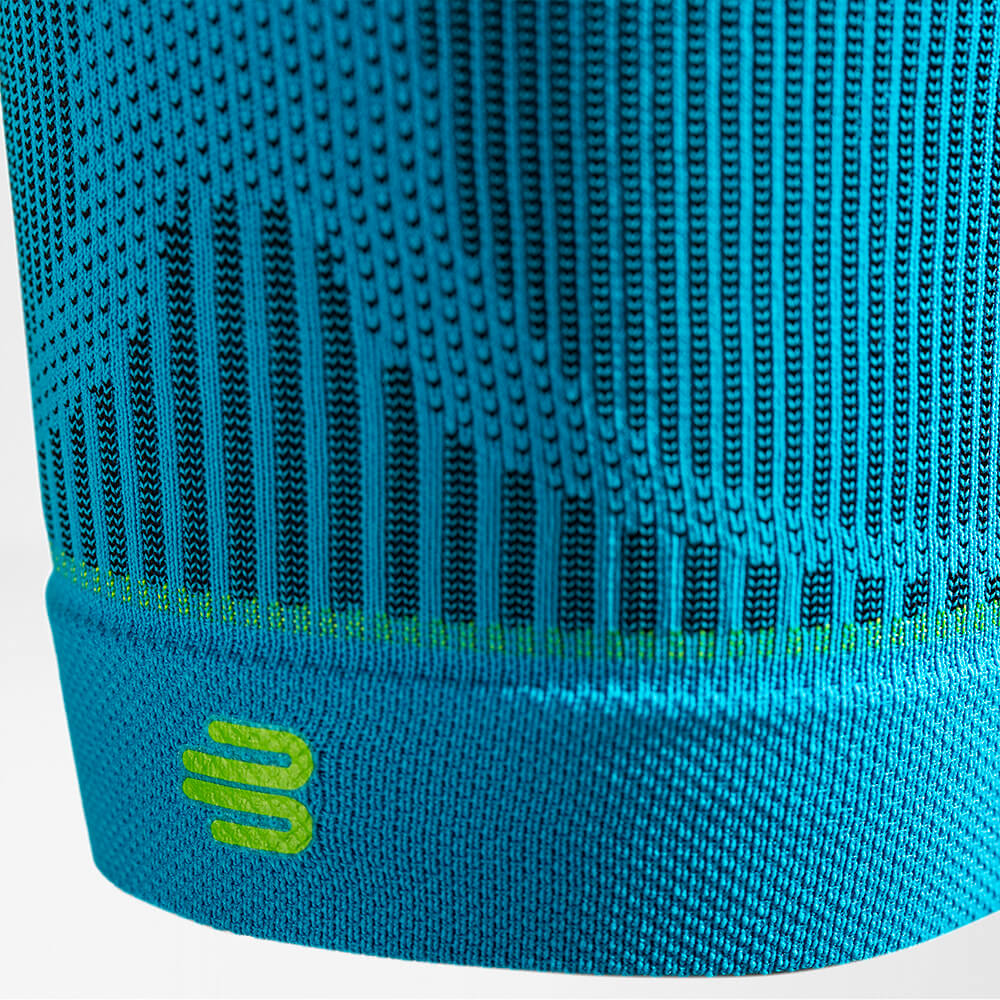 Detailed recording lower end of the thigh Sleeves with a logo