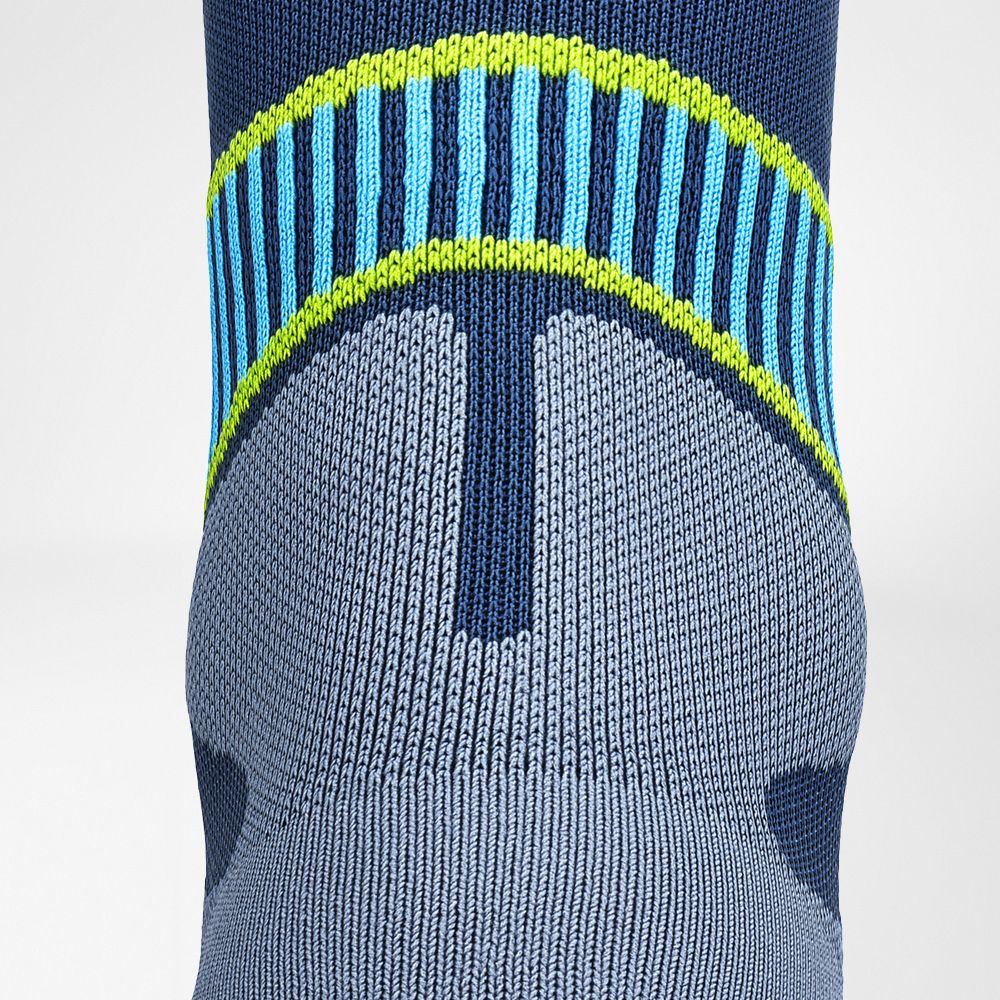 Detailed view of the Achilles tendon protection zone of the blue compression stockings and running