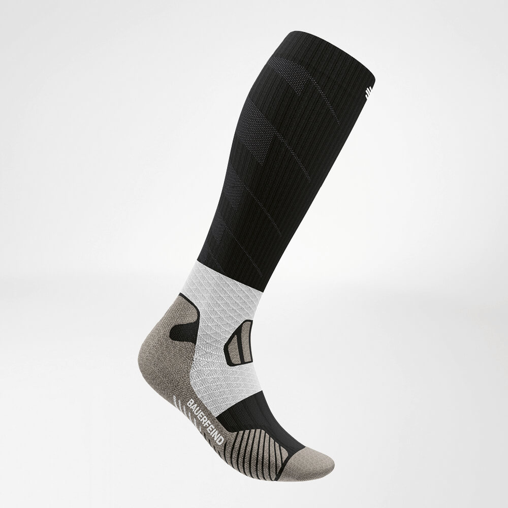 Lateral front view of the black -white trail run - running socks