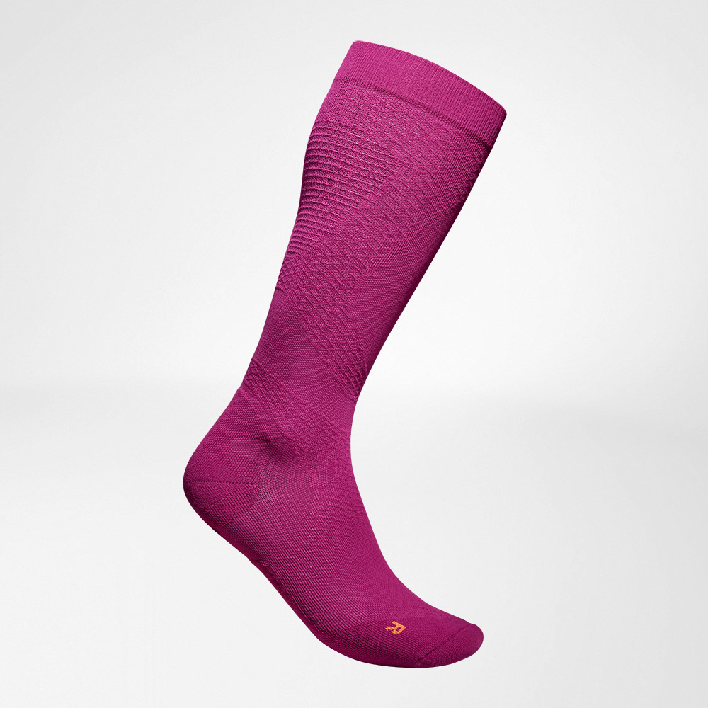 Lateral complete view of the berry -colored airy knitted compression socks to run