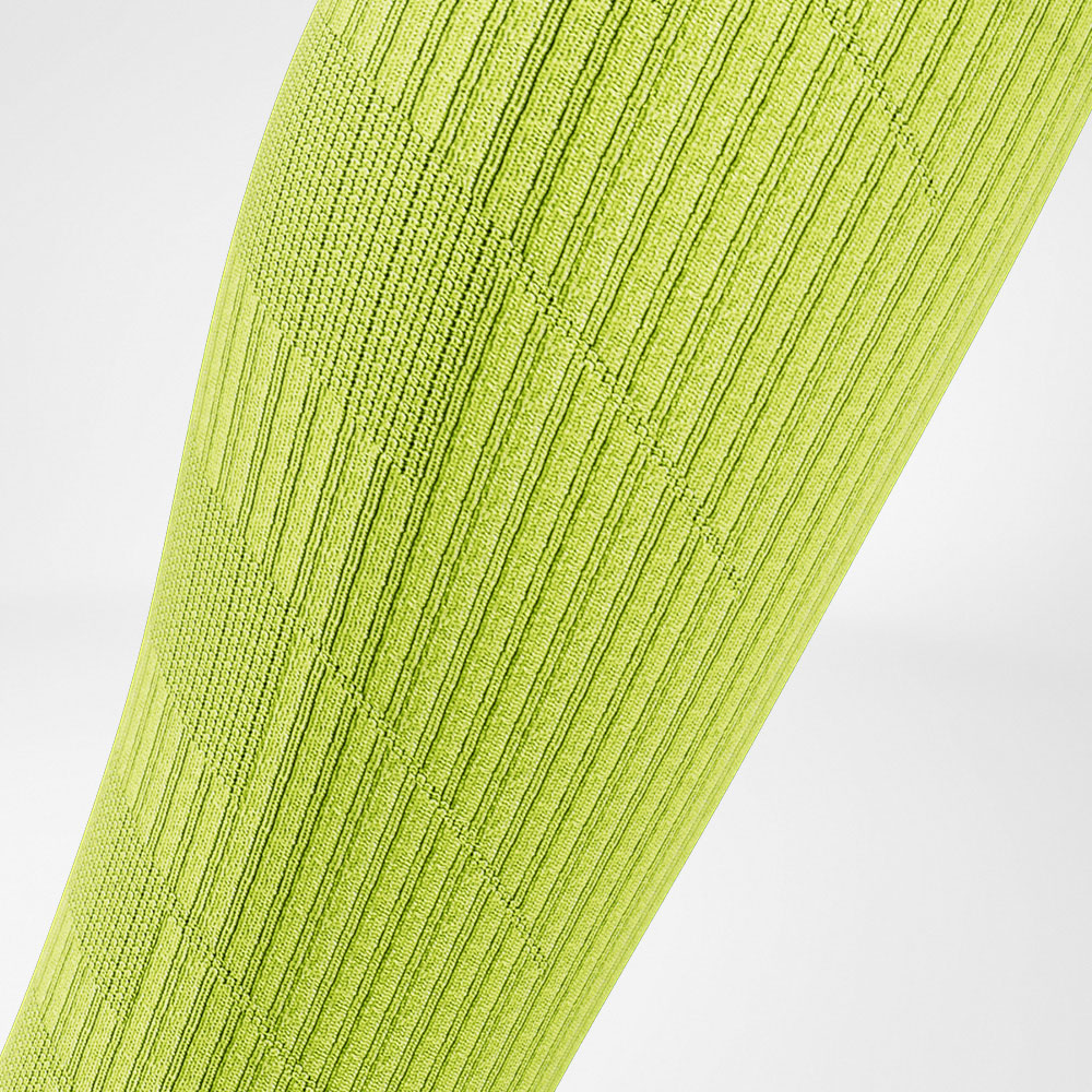 Detailed view of the calf area of ​​the blue -yellow trail run - running socks