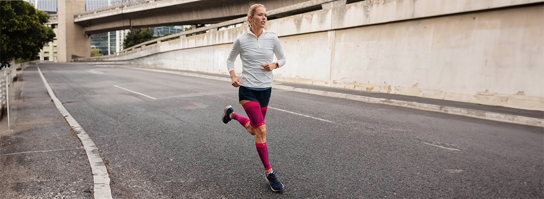 Waden Sleeves while running Langer with pink sleeves runs through the city