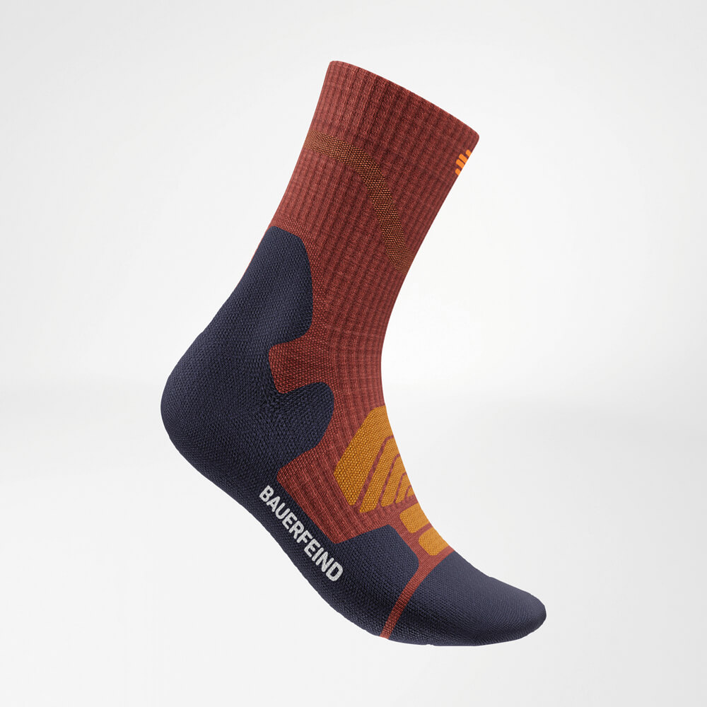 Full view of the Merino Outdoor Socks in a dynamic garnet tone. The ergonomic design and Merino wool technology ensure comfort and protection for all activities.