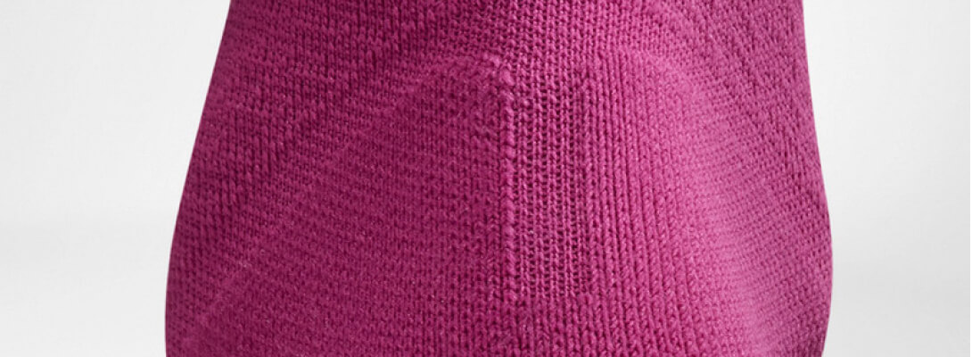 Compression socks Sport Ultraight Berry detailed recording Detailed view on the Achilles tendon protection zone of the pink -colored airy knitted compression socks and running