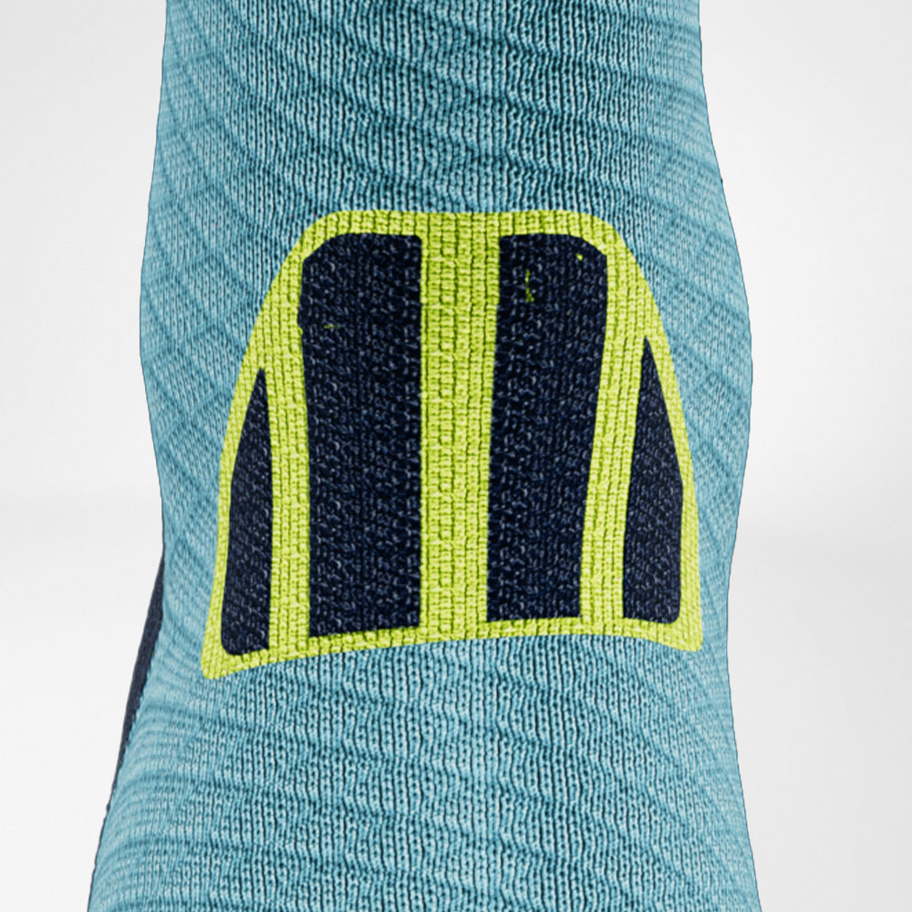 Detailed view of the Achilles marriage area of ​​the blue and yellow trail run - running socks