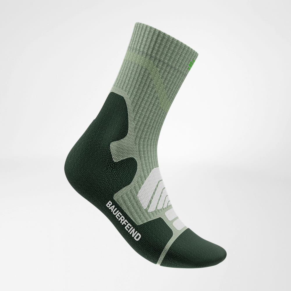 Gesamtansicht der Merino Outdoor Socks in einem dynamischen Granat-Farbton. Das ergonomische Design und die Merino-Wolltechnologie garantieren Komfort und Schutz bei allen Aktivitäten.